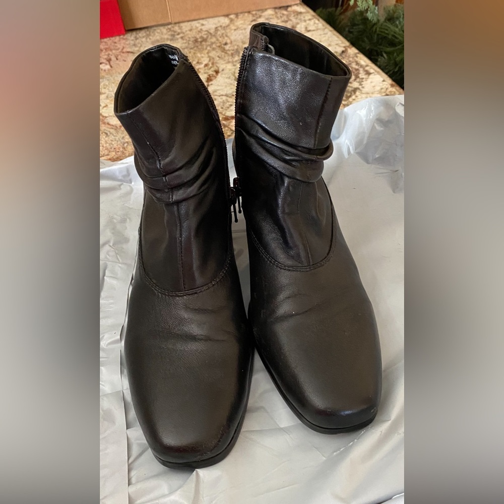 David Tate women's 7 narrow leather boot. Boot are black and only worn twice